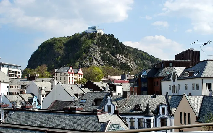 Aksla hill with the Fjellstua building on top, above Ålesund rooftops