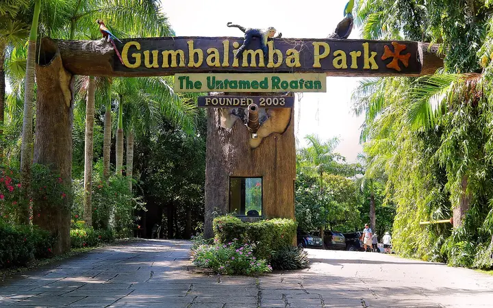 Entrance sign of Gumbalimba Park in Roatan