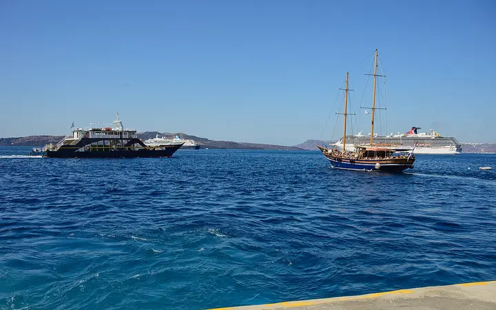 Boats at the Fira Skala old port quay
