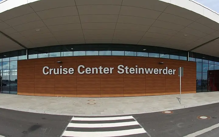 Covered entrance of Cruise Center Steinwerder