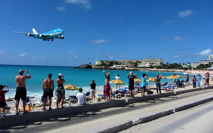 KLM airliner landing low over spectators at Maho Beach