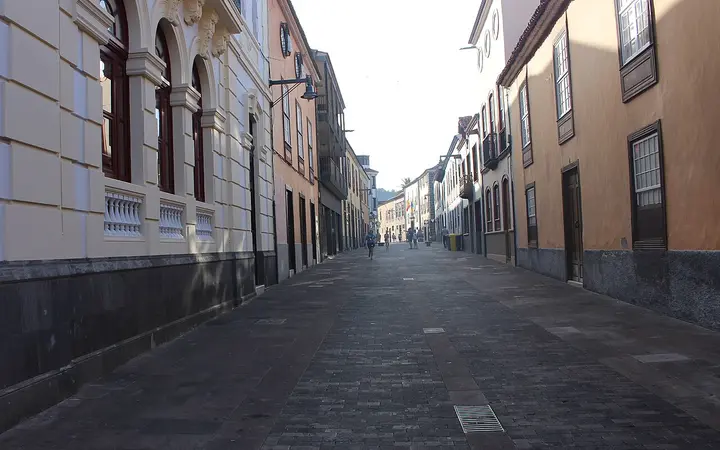 Cobbled street lined with historic colonial houses in San Cristóbal de La Laguna