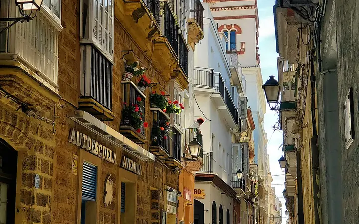 Torre Tavira rising above Calle Sacramento in Cádiz old town